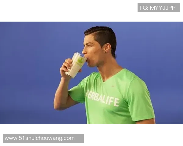 时尚足球明星的魅力瞬间展现与球场风采的完美结合